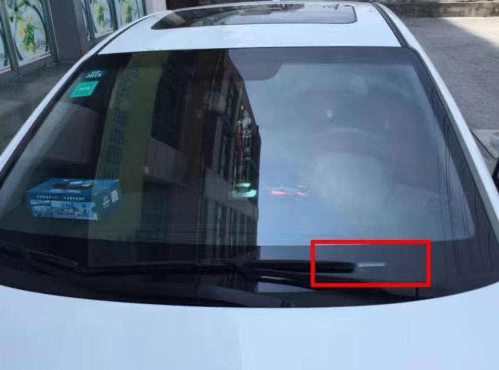 Vehicle VIN plate location at the lower edge of a windshield